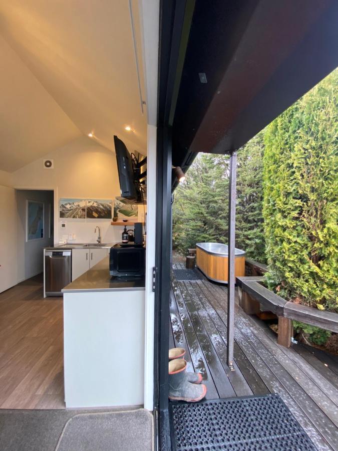 Black Beech House With Stunning Outdoor Bath 레이크 테카포 외부 사진